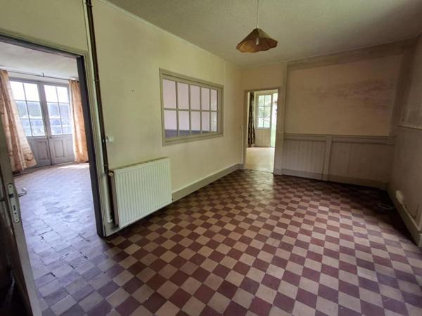 Ancienne gare aménagée - 360 m² à fort potentiel avec 9134 m² de terrain!