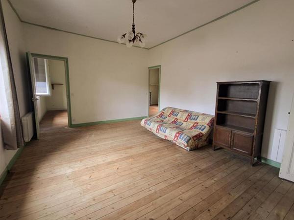 Ancienne gare aménagée - 360 m² à fort potentiel avec 9134 m² de terrain!