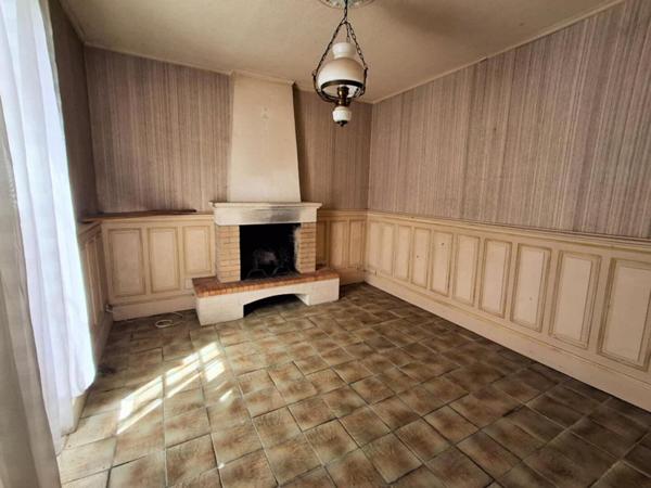 Ancienne gare aménagée - 360 m² à fort potentiel avec 9134 m² de terrain!