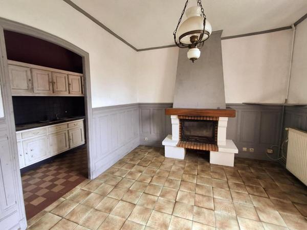 Ancienne gare aménagée - 360 m² à fort potentiel avec 9134 m² de terrain!