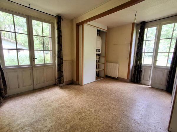 Ancienne gare aménagée - 360 m² à fort potentiel avec 9134 m² de terrain!