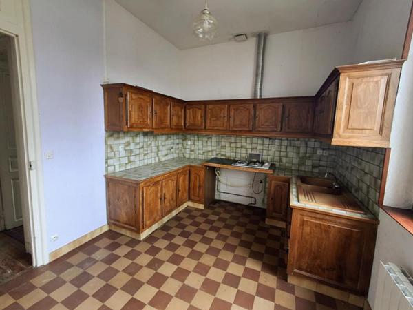 Ancienne gare aménagée - 360 m² à fort potentiel avec 9134 m² de terrain!