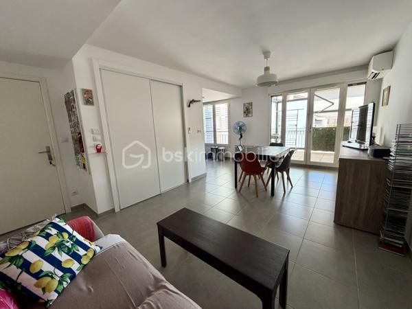 Idéalement situé au centre-ville de Hyères, dans une résidence sécurisée de 2018, parfaitement entretenue et encore couverte par la garantie décennale, découvrez ce beau T3 au 2ᵉ étage avec ascenseur, au calme et à proximité immédiate de toutes les commodités.

L'appartement se compose d'une agréable pièce de vie lumineuse avec salon/séjour et cuisine ouverte. L'espace nuit comprend deux chambres, une salle de bains avec WC, un WC indépendant ainsi qu'un cellier. 
Vous profiterez également d'une belle terrasse de plus de 13 m², équipée d'un store électrique.

Pour un confort optimal, l'appartement est entièrement climatisé.

Les prestations se complètent par un garage fermé d'environ 18 m² avec électricité, ainsi qu'une grande cave d'environ 6 m², offrant un espace de stockage particulièrement appréciable.

Possibilité d'acquérir l'appartement sans le garage.

Un bien rare sur le secteur, idéal pour profiter d'un cadre de vie confortable en plein centre-ville.