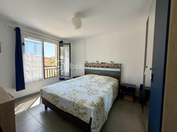 Idéalement situé au centre-ville de Hyères, dans une résidence sécurisée de 2018, parfaitement entretenue et encore couverte par la garantie décennale, découvrez ce beau T3 au 2ᵉ étage avec ascenseur, au calme et à proximité immédiate de toutes les commodités.

L'appartement se compose d'une agréable pièce de vie lumineuse avec salon/séjour et cuisine ouverte. L'espace nuit comprend deux chambres, une salle de bains avec WC, un WC indépendant ainsi qu'un cellier. 
Vous profiterez également d'une belle terrasse de plus de 13 m², équipée d'un store électrique.

Pour un confort optimal, l'appartement est entièrement climatisé.

Les prestations se complètent par un garage fermé d'environ 18 m² avec électricité, ainsi qu'une grande cave d'environ 6 m², offrant un espace de stockage particulièrement appréciable.

Possibilité d'acquérir l'appartement sans le garage.

Un bien rare sur le secteur, idéal pour profiter d'un cadre de vie confortable en plein centre-ville.