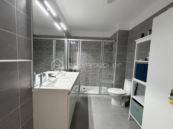 Idéalement situé au centre-ville de Hyères, dans une résidence sécurisée de 2018, parfaitement entretenue et encore couverte par la garantie décennale, découvrez ce beau T3 au 2ᵉ étage avec ascenseur, au calme et à proximité immédiate de toutes les commodités.

L'appartement se compose d'une agréable pièce de vie lumineuse avec salon/séjour et cuisine ouverte. L'espace nuit comprend deux chambres, une salle de bains avec WC, un WC indépendant ainsi qu'un cellier. 
Vous profiterez également d'une belle terrasse de plus de 13 m², équipée d'un store électrique.

Pour un confort optimal, l'appartement est entièrement climatisé.

Les prestations se complètent par un garage fermé d'environ 18 m² avec électricité, ainsi qu'une grande cave d'environ 6 m², offrant un espace de stockage particulièrement appréciable.

Possibilité d'acquérir l'appartement sans le garage.

Un bien rare sur le secteur, idéal pour profiter d'un cadre de vie confortable en plein centre-ville.