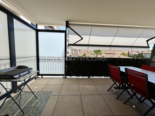 Idéalement situé au centre-ville de Hyères, dans une résidence sécurisée de 2018, parfaitement entretenue et encore couverte par la garantie décennale, découvrez ce beau T3 au 2ᵉ étage avec ascenseur, au calme et à proximité immédiate de toutes les commodités.

L'appartement se compose d'une agréable pièce de vie lumineuse avec salon/séjour et cuisine ouverte. L'espace nuit comprend deux chambres, une salle de bains avec WC, un WC indépendant ainsi qu'un cellier. 
Vous profiterez également d'une belle terrasse de plus de 13 m², équipée d'un store électrique.

Pour un confort optimal, l'appartement est entièrement climatisé.

Les prestations se complètent par un garage fermé d'environ 18 m² avec électricité, ainsi qu'une grande cave d'environ 6 m², offrant un espace de stockage particulièrement appréciable.

Possibilité d'acquérir l'appartement sans le garage.

Un bien rare sur le secteur, idéal pour profiter d'un cadre de vie confortable en plein centre-ville.
