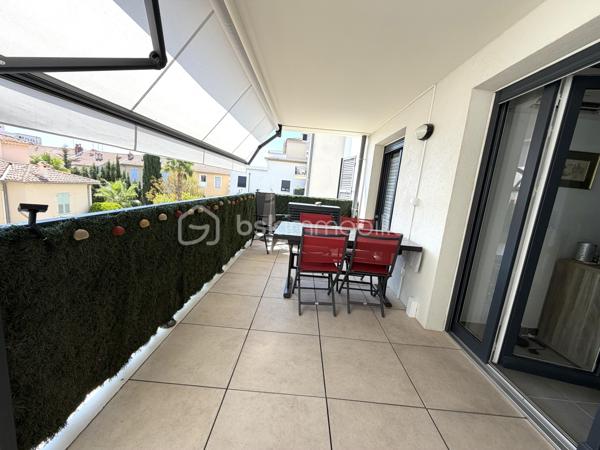 Idéalement situé au centre-ville de Hyères, dans une résidence sécurisée de 2018, parfaitement entretenue et encore couverte par la garantie décennale, découvrez ce beau T3 au 2ᵉ étage avec ascenseur, au calme et à proximité immédiate de toutes les commodités.

L'appartement se compose d'une agréable pièce de vie lumineuse avec salon/séjour et cuisine ouverte. L'espace nuit comprend deux chambres, une salle de bains avec WC, un WC indépendant ainsi qu'un cellier. 
Vous profiterez également d'une belle terrasse de plus de 13 m², équipée d'un store électrique.

Pour un confort optimal, l'appartement est entièrement climatisé.

Les prestations se complètent par un garage fermé d'environ 18 m² avec électricité, ainsi qu'une grande cave d'environ 6 m², offrant un espace de stockage particulièrement appréciable.

Possibilité d'acquérir l'appartement sans le garage.

Un bien rare sur le secteur, idéal pour profiter d'un cadre de vie confortable en plein centre-ville.