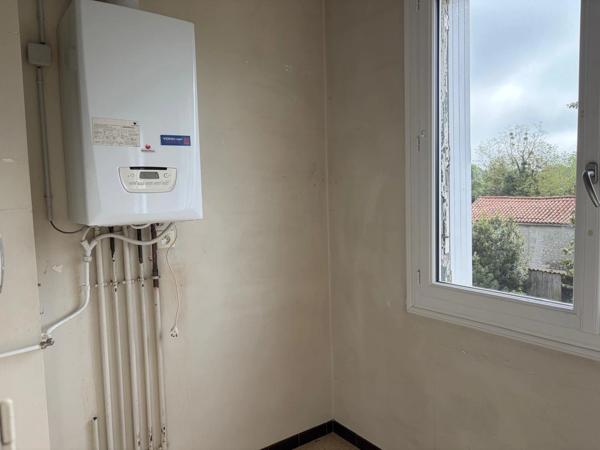 FONTENAY LE COMTE (85200) - CENTRE VILLE - APPARTEMENT DUPLEX RENOVE 3 CHAMBRES AVEC BALCON ET ANNEXES