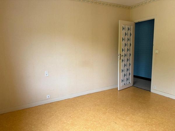 FONTENAY LE COMTE (85200) - CENTRE VILLE - APPARTEMENT DUPLEX RENOVE 3 CHAMBRES AVEC BALCON ET ANNEXES