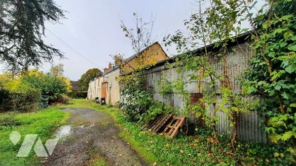 Maison à restaurer entièrement de 115 m² + dépendances. Sur terrain constructible de 1.26 hectares