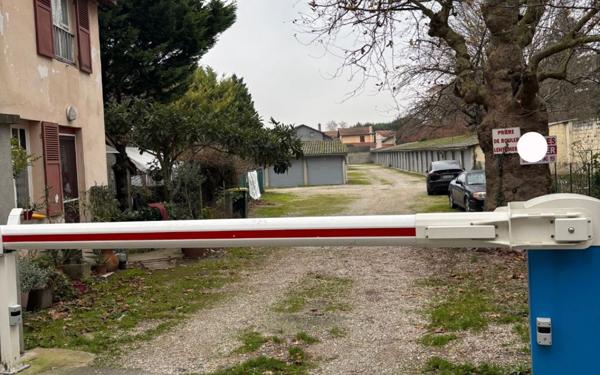 Stationnement à louer    Villeurbanne