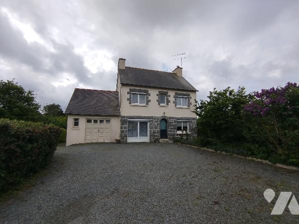 Maison d'habitation de style néo-breton élevée d'un étage, avec 4 chambres, garage et jardin