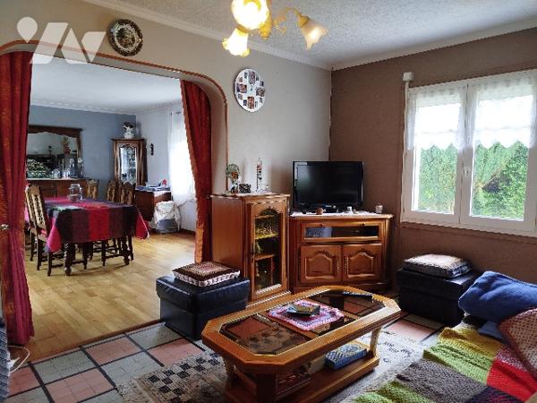 Maison d'habitation de style néo-breton élevée d'un étage, avec 4 chambres, garage et jardin