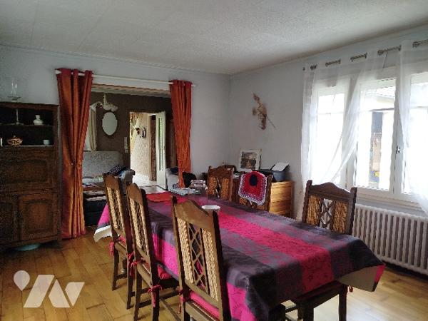 Maison d'habitation de style néo-breton élevée d'un étage, avec 4 chambres, garage et jardin