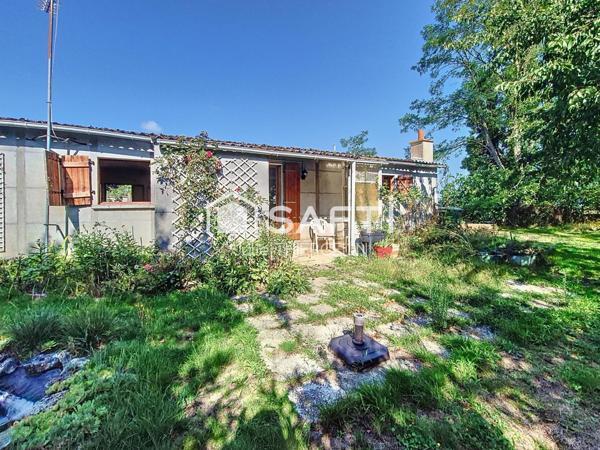 Grand terrain arboré avec maison préfabriquée