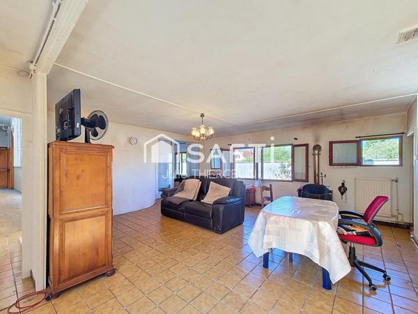 Grand terrain arboré avec maison préfabriquée