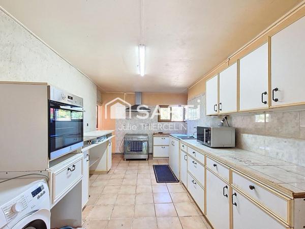 Grand terrain arboré avec maison préfabriquée