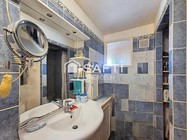 Grand terrain arboré avec maison préfabriquée