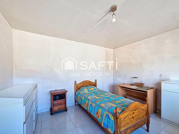 Grand terrain arboré avec maison préfabriquée