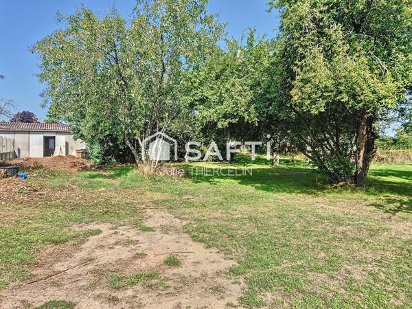 Grand terrain arboré avec maison préfabriquée