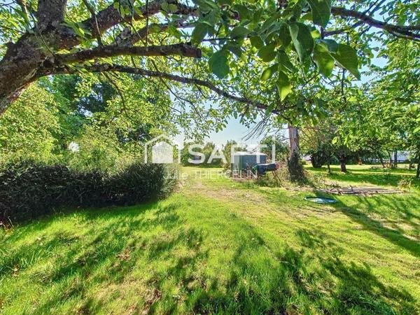 Grand terrain arboré avec maison préfabriquée