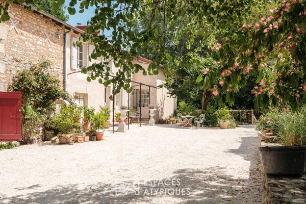 Maison de caractère du XVe, avec grand étang pittoresque