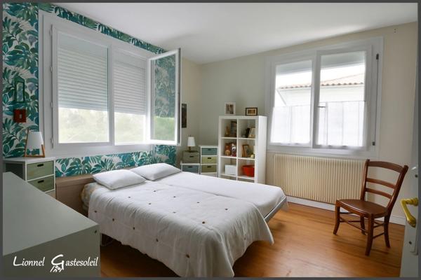 Maison familiale rénovée avec appartement indépendant en bordure de Rivière à vendre 9 pièces PINEUILH (33)