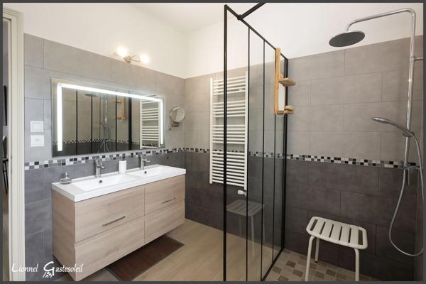 Maison familiale rénovée avec appartement indépendant en bordure de Rivière à vendre 9 pièces PINEUILH (33)