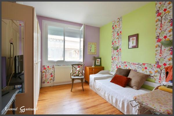 Maison familiale rénovée avec appartement indépendant en bordure de Rivière à vendre 9 pièces PINEUILH (33)