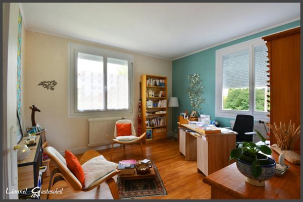 Maison familiale rénovée avec appartement indépendant en bordure de Rivière à vendre 9 pièces PINEUILH (33)