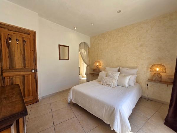 Villa d’exception de plain-pied – 200 m² sur 3 000 m² de terrain arboré