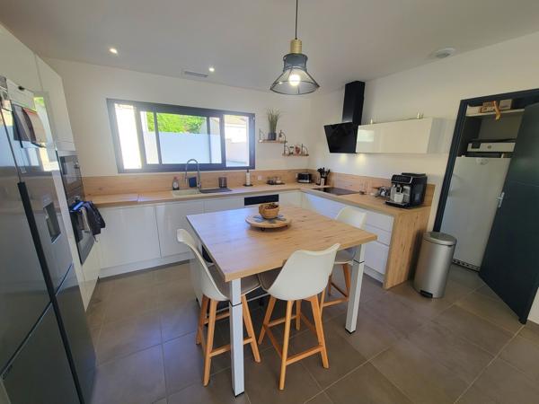 Maison de plain-pied de 2021 avec piscine