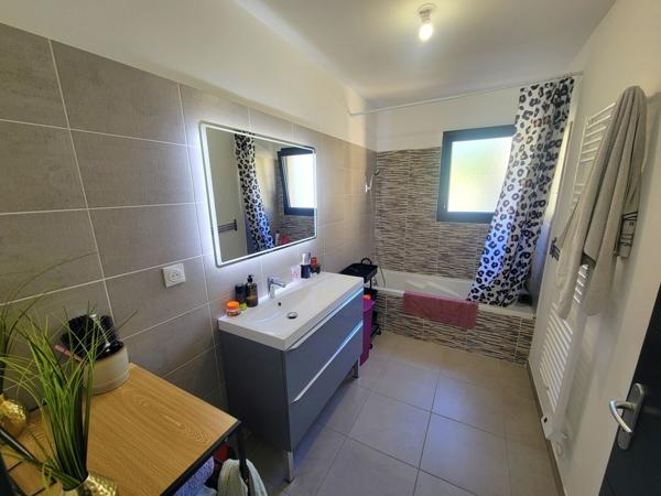 Maison de plain-pied de 2021 avec piscine