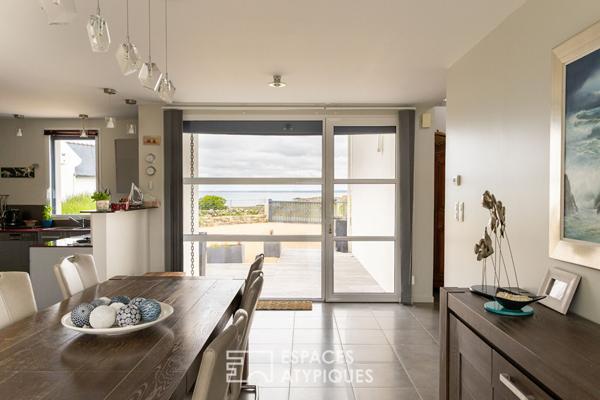 Maison contemporaine face à l’océan