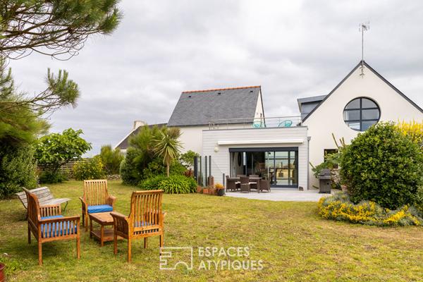 Maison contemporaine face à l’océan