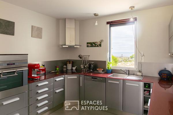 Maison contemporaine face à l’océan