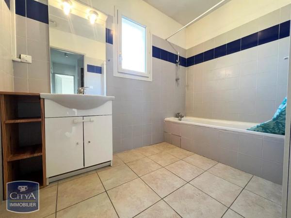 Maison à louer 4 pièces 82.02m² Sauveterre (30150)