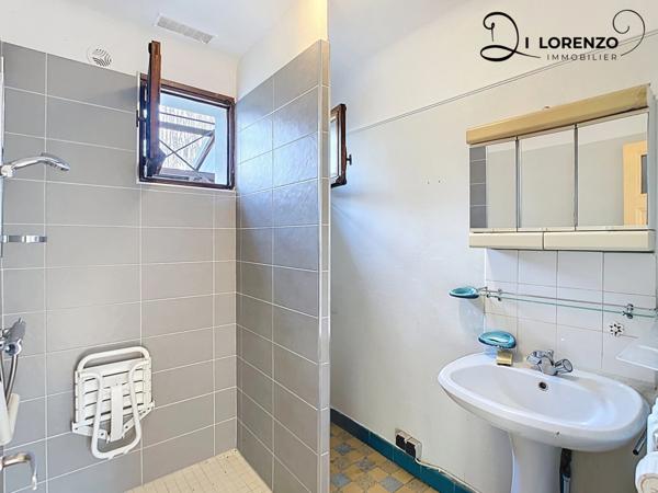 Maison à rénover sur grand sous-sol avec 2 garages et combles aménageables VIMINES (73)