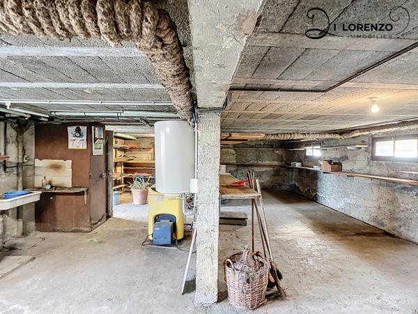 Maison à rénover sur grand sous-sol avec 2 garages et combles aménageables VIMINES (73)