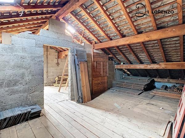 Maison à rénover sur grand sous-sol avec 2 garages et combles aménageables VIMINES (73)