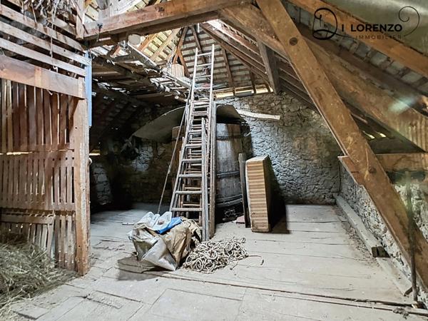 Maison à rénover sur grand sous-sol avec 2 garages et combles aménageables VIMINES (73)