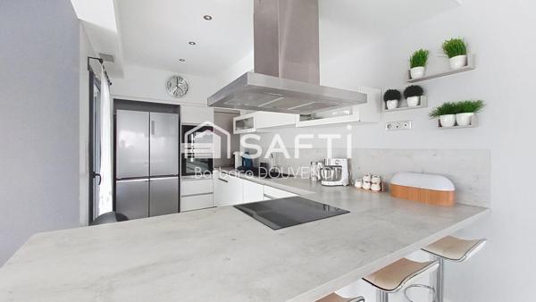 Villa contemporaine de 142 m² + véranda de 13 m² - 2 suites, 3 chambres, piscine, jardin vert, garage, stationnement.