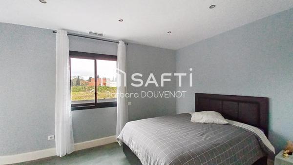 Villa contemporaine de 142 m² + véranda de 13 m² - 2 suites, 3 chambres, piscine, jardin vert, garage, stationnement.