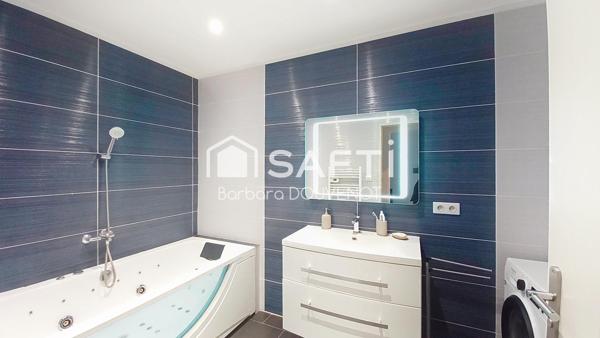 Villa contemporaine de 142 m² + véranda de 13 m² - 2 suites, 3 chambres, piscine, jardin vert, garage, stationnement.