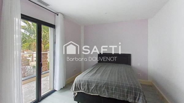 Villa contemporaine de 142 m² + véranda de 13 m² - 2 suites, 3 chambres, piscine, jardin vert, garage, stationnement.