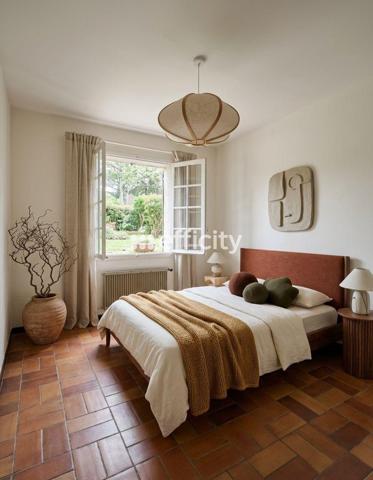 Maison
         5 pièces
        - 145 m² 1 212 500 € *