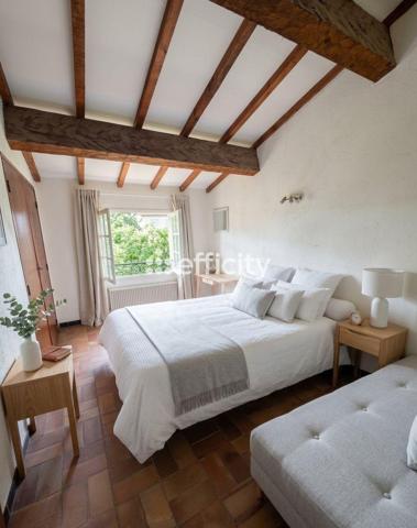 Maison
         5 pièces
        - 145 m² 1 212 500 € *