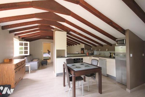 Appartement de 2 pièces principales  avec grand  jardin dans une villa individuelle, garage.