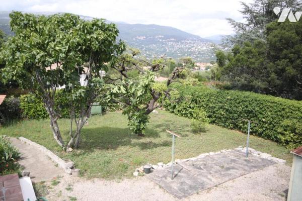 Appartement de 2 pièces principales  avec grand  jardin dans une villa individuelle, garage.