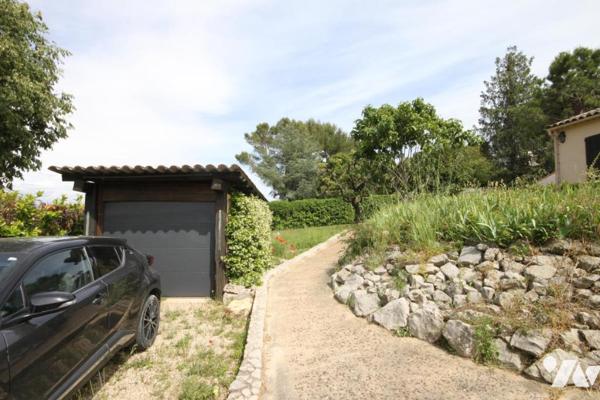 Appartement de 2 pièces principales  avec grand  jardin dans une villa individuelle, garage.